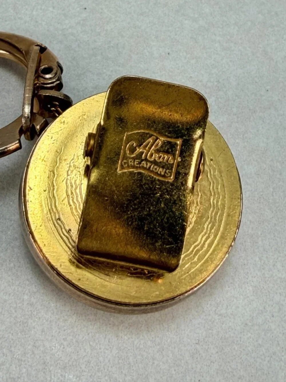 Vintage Abon Creations Retractable Key Reel Badge Holder Gold Tone Swirl Clip